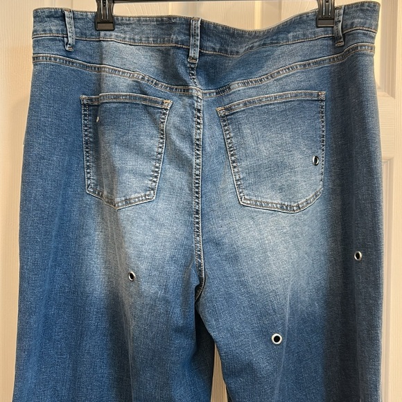 VINCE CAMUTO Grommet Detail Jeans - Picture 11 of 11